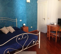 Четырёхместный номер Standard с балконом в B&B Resalibera
