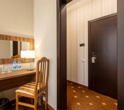 Номер первой категории  "Люкс с балконом" в Mari