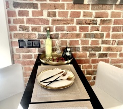 Двухместные апартаменты с 2 комнатами с балконом и с красивым видом из окна двуспальная кровать в Апартаменты InterLoft 6 Old Town Free Parking Wi-Fi 100/50 Smart TV