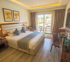 Двухместный номер Deluxe с видом на бассейн двуспальная кровать в Pickalbatros Dana Beach Resort - Hurghada