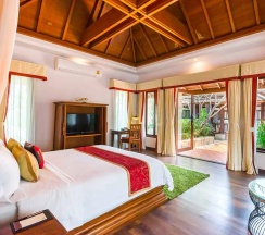 Двухместный люкс Royal с видом на сад двуспальная кровать в Muang Samui Spa Resort