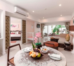 Четырёхместный люкс семейный с 2 комнатами в Thavorn Palm Beach Resort Phuket