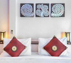 Двухместное бунгало с видом на бассейн двуспальная кровать в Khanom Hill Resort
