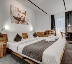 Номер Делюкс с диваном в WineWood Moscow