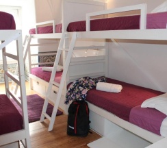 Кровать в общем номере с красивым видом из окна в Lost Inn Lisbon Hostel