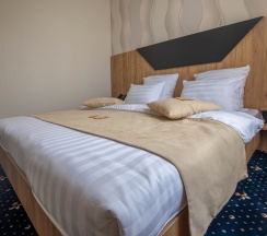 Стандартный семейный номер с 1 двуспальной кроватью и софой в Full House