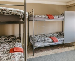 Кровать в 6-местном общем мужском номере в Hostel Inn