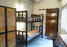 Кровать в общем номере в Baan Hostel