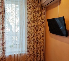 Небольшой номер с двухспальной кроватью в Абсолют на Руставели