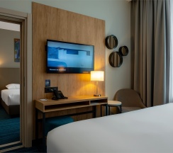 Стандартный номер для маломобильных групп населения с видом на реку c двуспальной кроватью в Cosmos Omsk Hotel