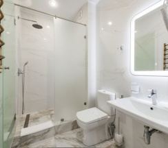 Стандартный номер с двуспальной и 2 односпальными кроватями в Бригантина