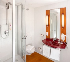 Четырёхместный семейный номер Standard в Leonardo Hotel Salzburg City Center