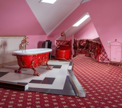 Команта двухуровневая с 1 двуспальной кроватью в Волна