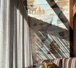 Домик 1 с балконом и с красивым видом из окна в Къашха Таш