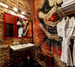Обитель клоуна в Mysterio hotel