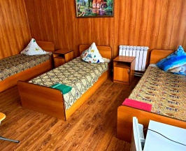 Номер эконом стандарт с 3 односпальными кроватями в Солнечная горка, гостевой дворик