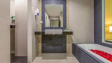 Двухместный номер Deluxe с видом на бассейн 2 отдельные кровати в Chanalai Hillside Resort, Karon Beach