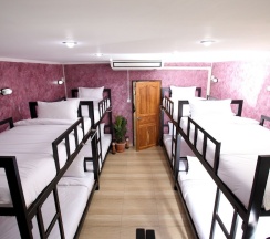 Кровать в общем номере с балконом и с красивым видом из окна в Thai Cat Hostel BB Bangkok
