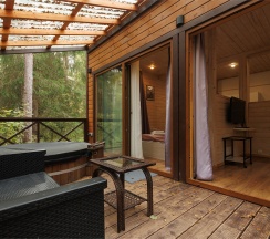 Лодж с купелью и сауной в лесной зоне в Пасторское озеро