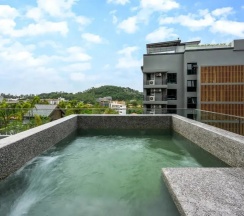 Двухместный номер Plunge Pool Grand Deluxe с видом на океан двуспальная кровать в Курортный отель MIDA Grande Resort Phuket