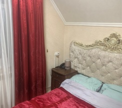 Комфорт с панорамным окном,кроватью и диваном в Респект