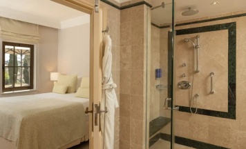 Люкс c 1 комнатой с частичным видом на море в Aphrodite Hills Hotel