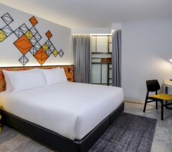 Двухместный номер Atrium View Premium двуспальная кровать в ibis Styles Bangkok Silom