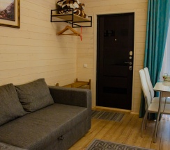 Двухместный семейный номер Classic с красивым видом из окна двуспальная кровать и диван в Wolf