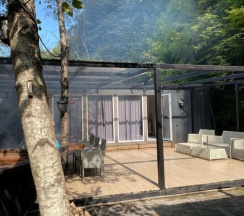 Двухместный коттедж с красивым видом из окна двуспальная кровать в Koban Spa Resort