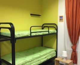 Кровать в мужском номере с 8 кроватями в Likehome