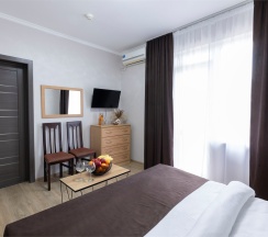 Двухкомнатный семейный номер с двумя балконами в Ростов