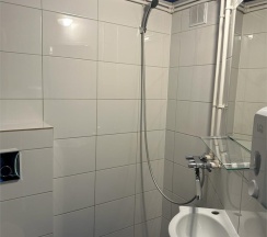 Номер с двумя двуспальными кроватями и балконом в Угребись