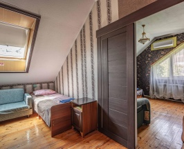 Номер стандарт с 3 односпальными и 1 двуспальной кроватью (мансарда) в Изумруд