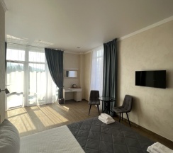 Четырёхместный люкс с 2 комнатами с балконом и с красивым видом из окна в Вилла Абхазия