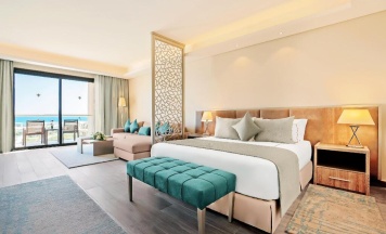 Двухместный люкс с видом на море двуспальная кровать в Rixos Premium Magawish Suites and Villas