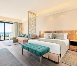 Двухместный люкс с видом на море двуспальная кровать в Rixos Premium Magawish Suites and Villas