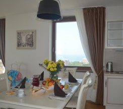 Семейные апартаменты с балконом и с красивым видом из окна в Diana Palace