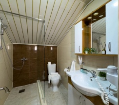 Трёхместный номер Супериор Плюс c 1 комнатой с балконом и с красивым видом из окна в Aimara