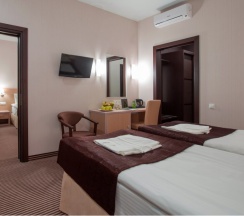 Номер из двух смежных комнат в Bishotel