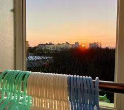 Кровать в общем номере с балконом в Bayhouse Hostel Penghu