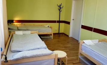 Кровать в 3-местном общем женском номере (с завтраком) в Хостел-Дон