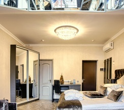 Двухместный номер 24D Deluxe Мансарда с балконом и с видом на море двуспальная кровать в Exclusive Hotel&Apartments