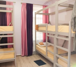 Кровать в 8-местном общем номере Сиреневый в Эко