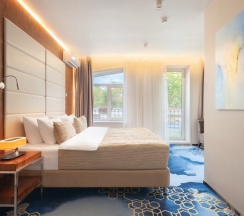 Deluxe с балконом и видом на город в V Hotel&Rooftop lounge