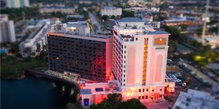 Доктор-Филлипс: Курортный отель Ramada Plaza Resort & Suites by Wyndham Orlando Intl Drive