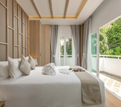 Люкс New семейный с джакузи на крыше с 3 комнатами в Phunawa Resort