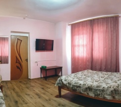 Трёхместный номер Standard с балконом и с красивым видом из окна в Катеринаплюс