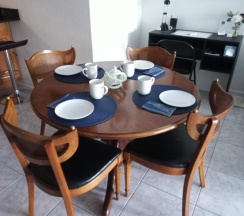 Коттедж с 2 комнатами в Private designer 8 room art getaway 2 Br-2Ba Full Kitchen Barbecue Patio 2min to beach