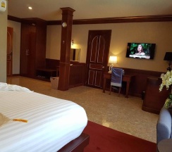 Двухместный полулюкс с балконом двуспальная кровать в Erawan Hotel