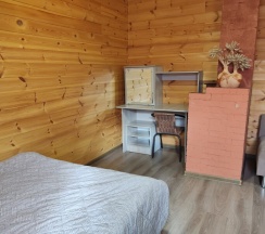 "СТУДИО на втором этаже" благоустроенный номер с двуспальной кроватью раскладным диваном и полноценной кухней. в Семейный